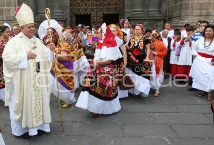 ARZOBISPO DE PUEBLA CON COMUNIDAD OAXAQUEÑA