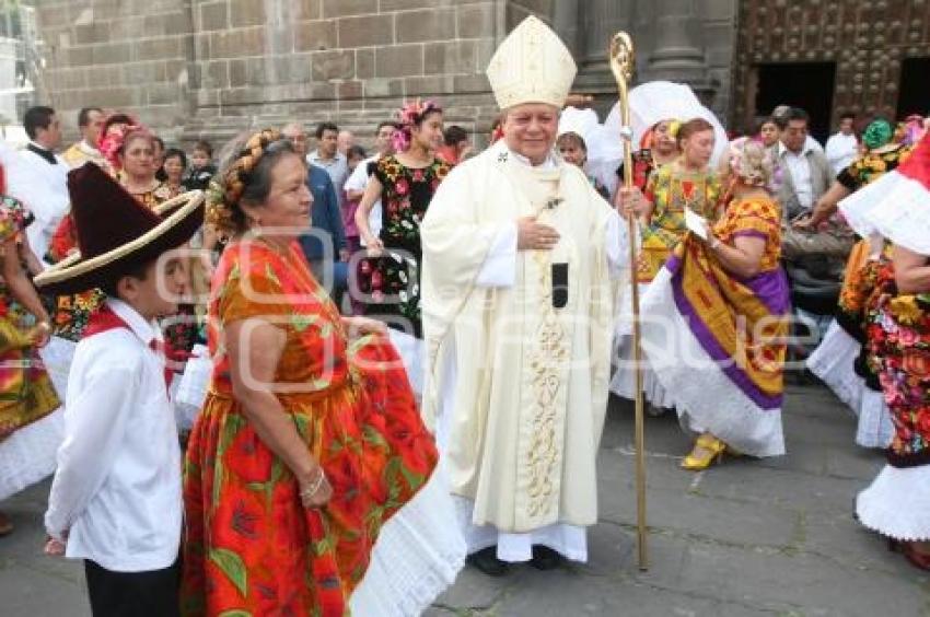 ARZOBISPO DE PUEBLA CON COMUNIDAD OAXAQUEÑA