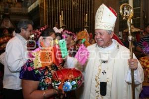 ARZOBISPO DE PUEBLA CON COMUNIDAD OAXAQUEÑA