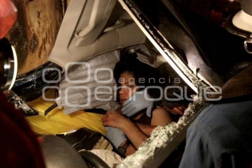 MERCEDEZ BENZ SE ESTRELLÓ CONTRA ÁRBOL