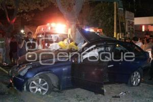 MERCEDEZ BENZ SE ESTRELLÓ CONTRA ÁRBOL