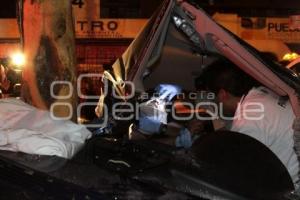MERCEDEZ BENZ SE ESTRELLÓ CONTRA ÁRBOL