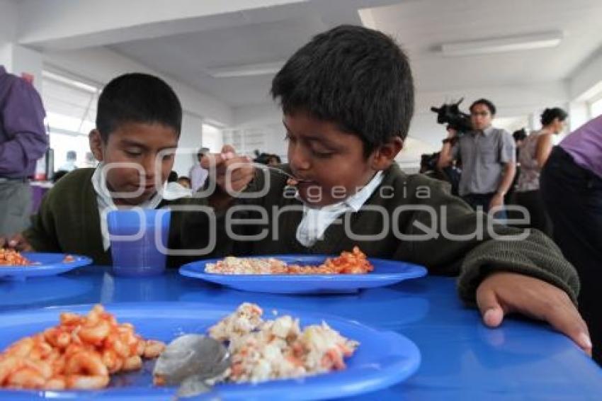 EDUARDO RIVERA PÉREZ INAUGURA DESAYUNADOR