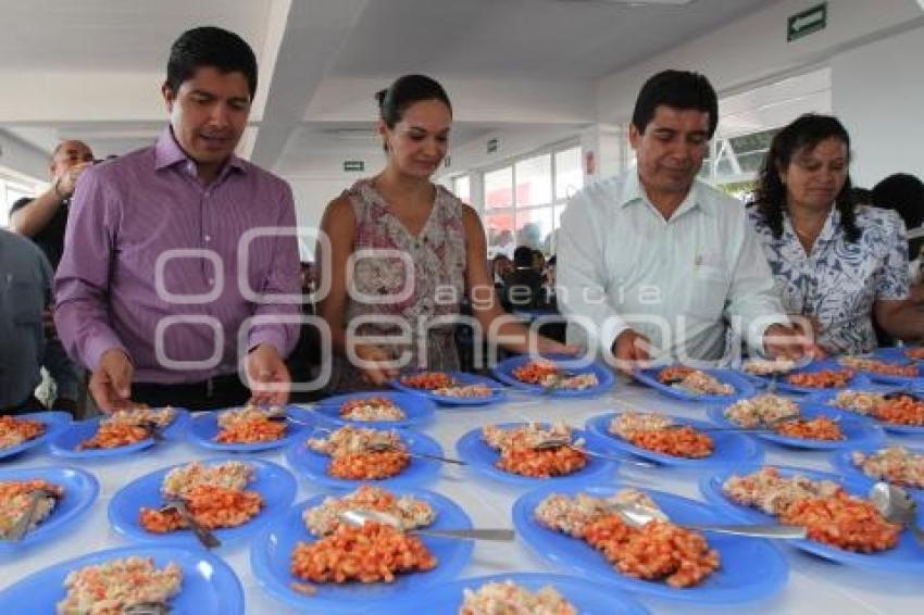EDUARDO RIVERA PÉREZ INAUGURA DESAYUNADOR