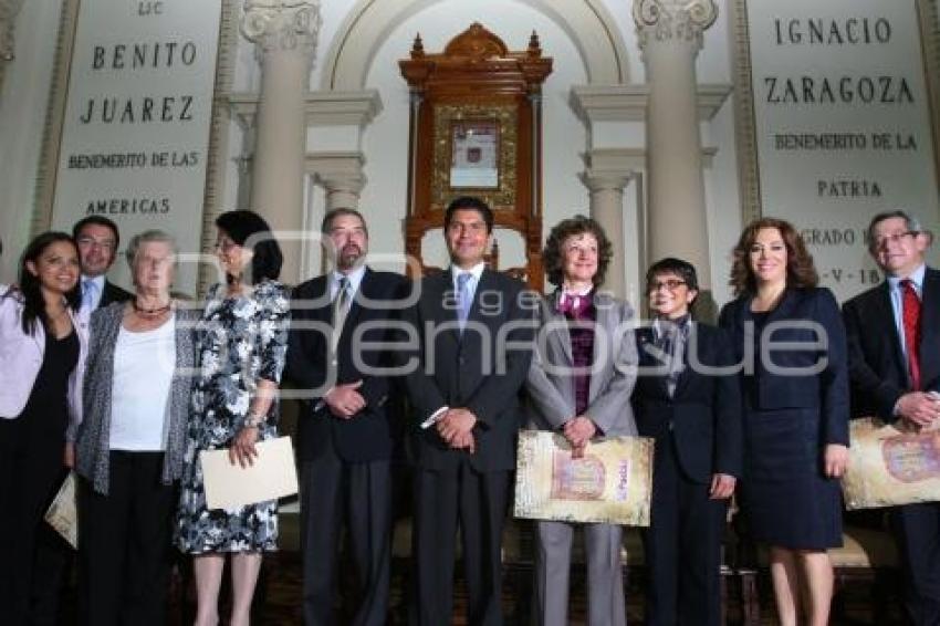 ENTREGA DE VISITANTE DISTINGUIDO A JUAN RAMÓN DE LA FUENTE