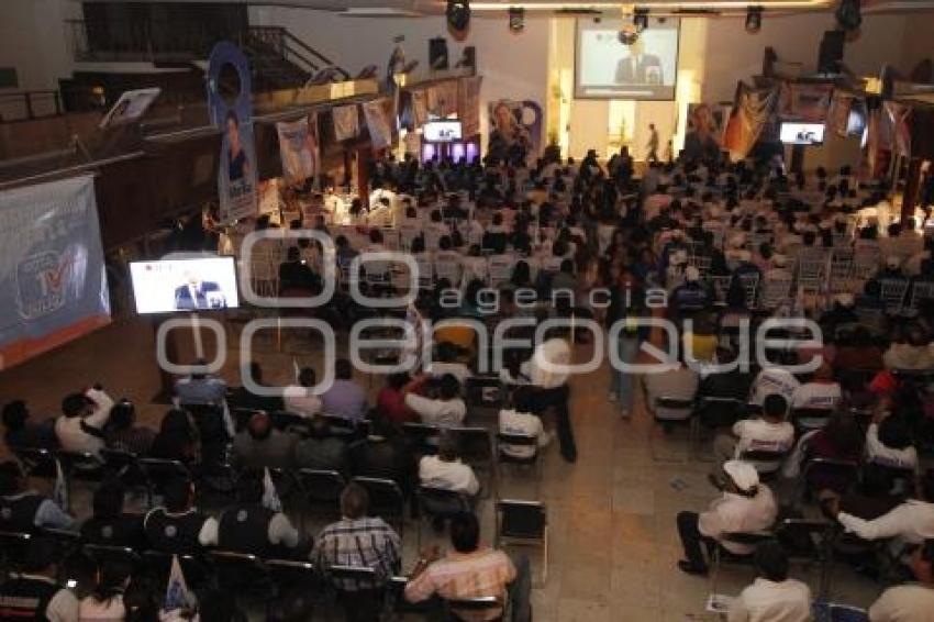 PANISTAS OBSERVAN EL DEBATE PRESIDENCIAL