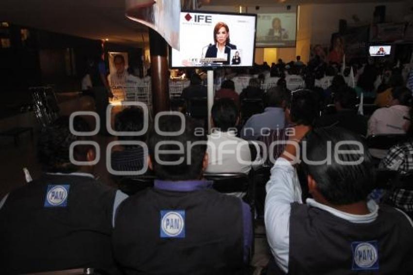 PANISTAS OBSERVAN EL DEBATE PRESIDENCIAL