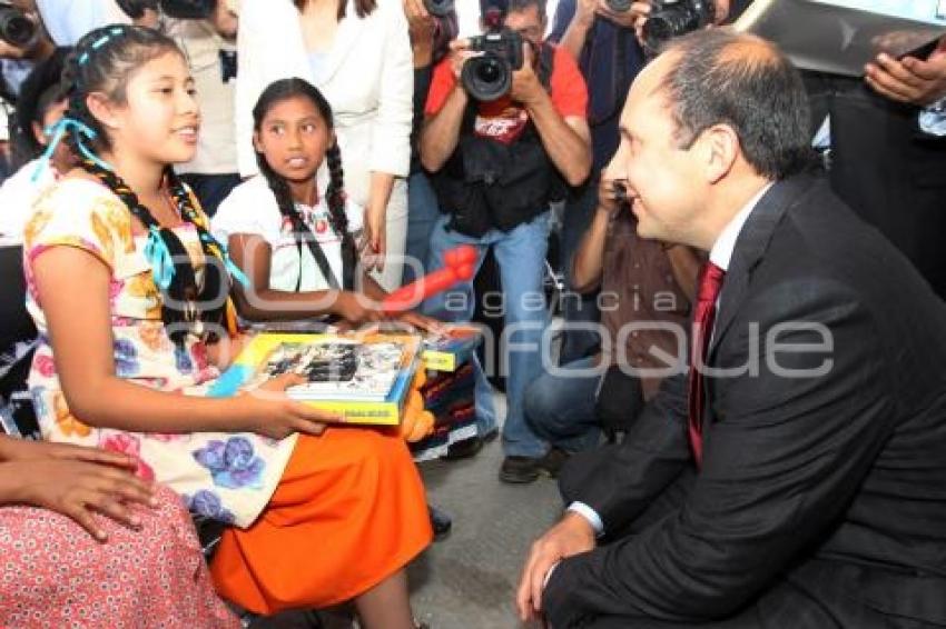 ENTREGA LIBROS BIBLIOTECA 5 DE MAYO