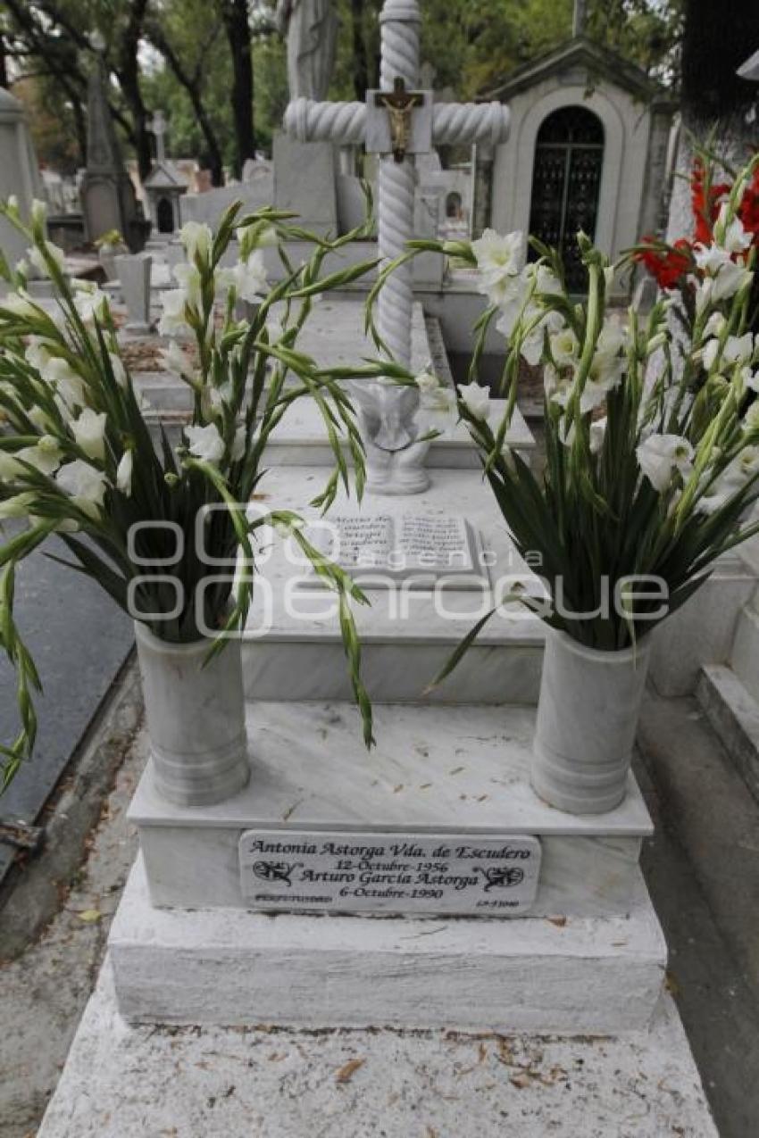VISITAN A SUS MADRES EN EL PANTEÓN