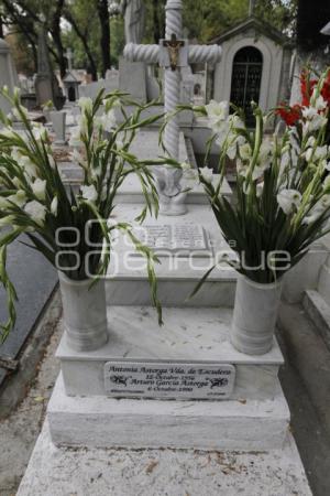 VISITAN A SUS MADRES EN EL PANTEÓN