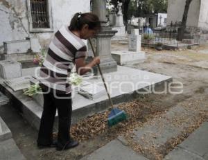 VISITAN A SUS MADRES EN EL PANTEÓN