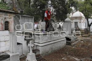VISITAN A SUS MADRES EN EL PANTEÓN