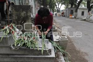 VISITAN A SUS MADRES EN EL PANTEÓN