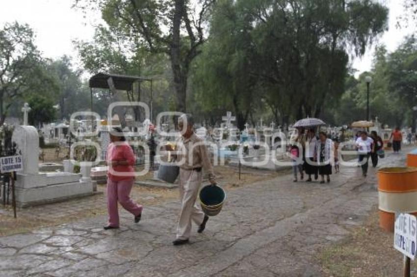 VISITAN A SUS MADRES EN EL PANTEÓN