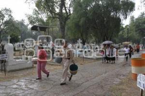 VISITAN A SUS MADRES EN EL PANTEÓN