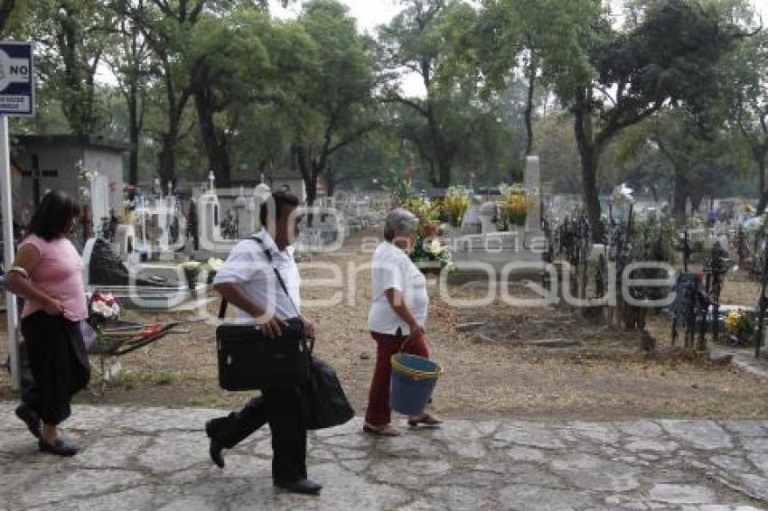 VISITAN A SUS MADRES EN EL PANTEÓN