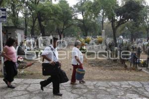VISITAN A SUS MADRES EN EL PANTEÓN
