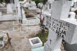 VISITAN A SUS MADRES EN EL PANTEÓN