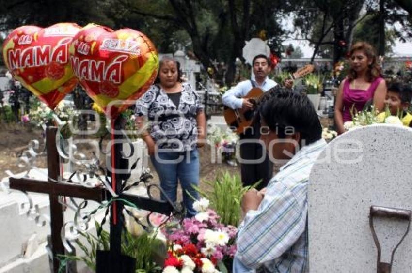 PANTEÓN. DÍA DE LAS MADRES