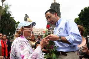 JAVIER LOZANO ALARCÓN REGALA ROSAS A MADRES