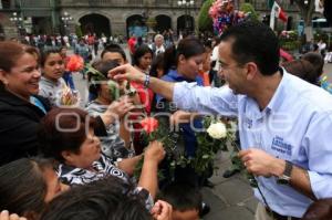 JAVIER LOZANO ALARCÓN REGALA ROSAS A MADRES