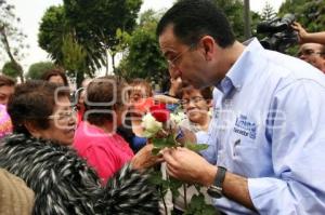 JAVIER LOZANO ALARCÓN REGALA ROSAS A MADRES