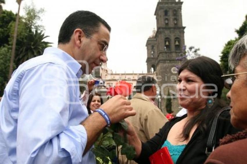 JAVIER LOZANO ALARCÓN REGALA ROSAS A MADRES