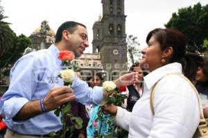 JAVIER LOZANO ALARCÓN REGALA ROSAS A MADRES