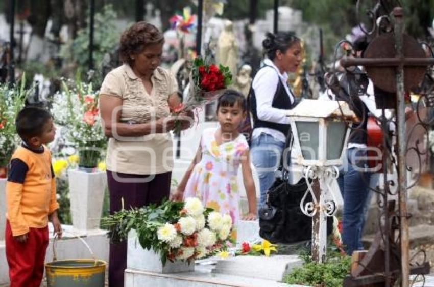 PANTEÓN. DÍA DE LAS MADRES