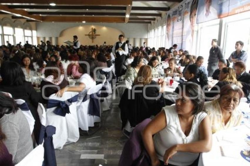 JAVIER LOZANO ALARCÓN DESAYUNA CON MADRES