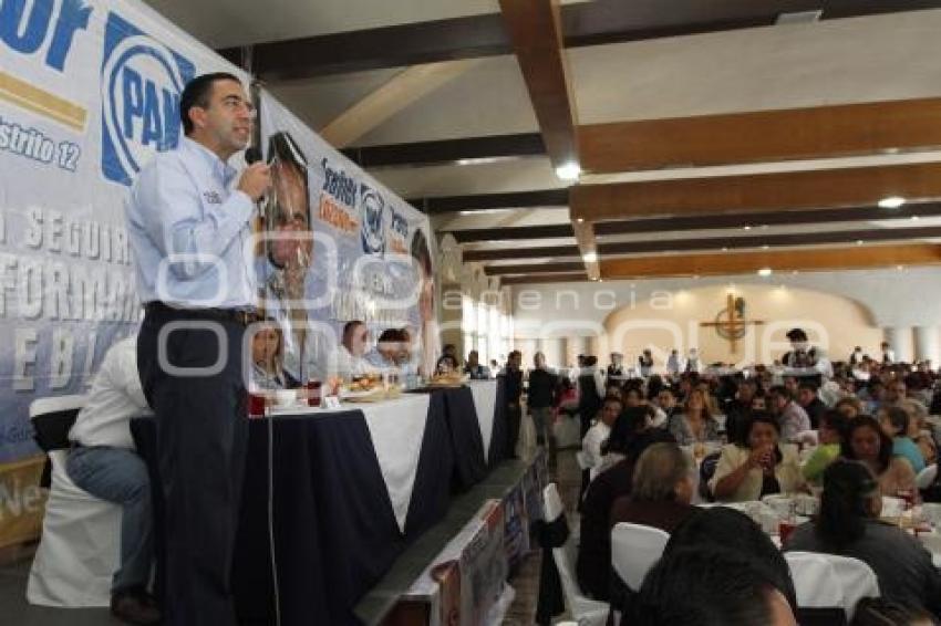 JAVIER LOZANO ALARCÓN DESAYUNA CON MADRES