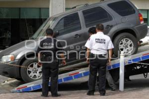 RETIRAN CAMIONETA SOSPECHOSA FRENTE A VILLA FLORIDA