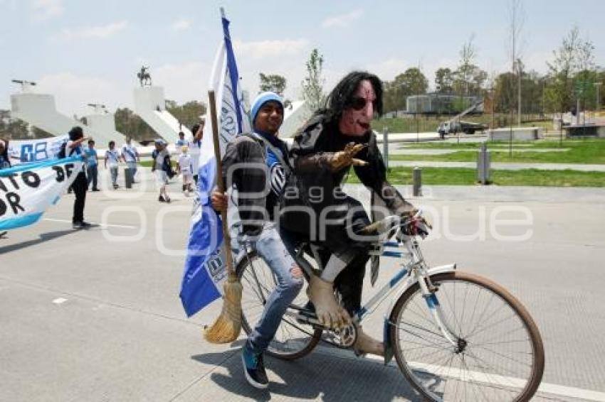 MARCHAN AFICIONADOS EN CONTRA DE HENAINE