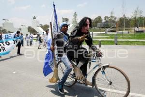 MARCHAN AFICIONADOS EN CONTRA DE HENAINE