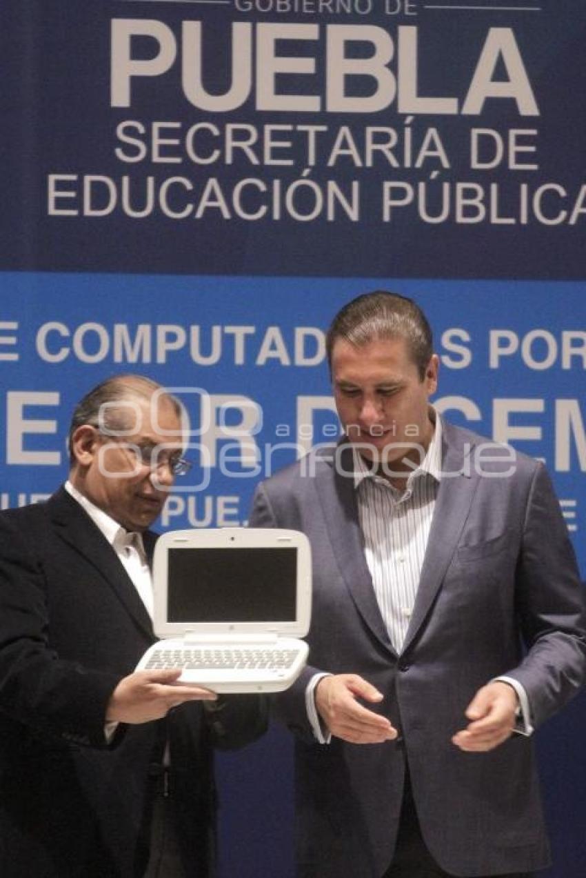 GOBIERNO . ENTREGA DE COMPUTADORAS