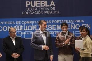 GOBIERNO . ENTREGA DE COMPUTADORAS