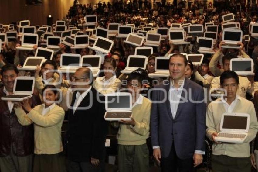 GOBIERNO . ENTREGA DE COMPUTADORAS