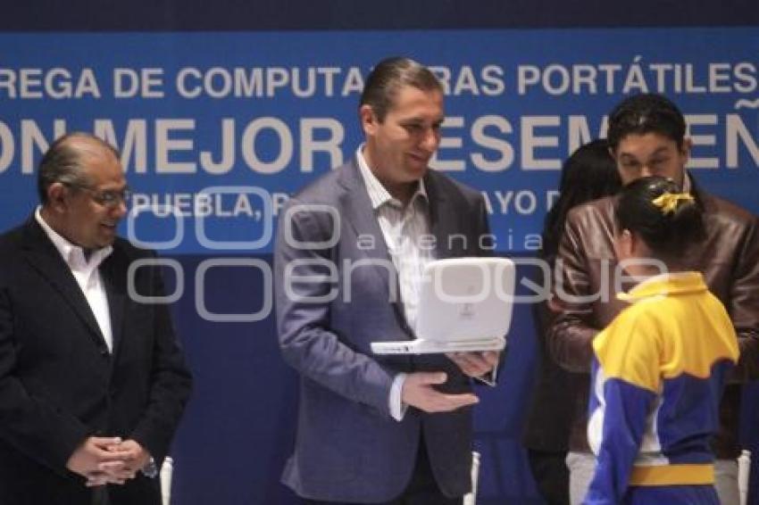 GOBIERNO . ENTREGA DE COMPUTADORAS