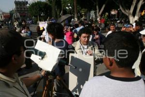 SE REÚNEN EN EL ZÓCALO A VER EL TRÁNSITO DE VENUS