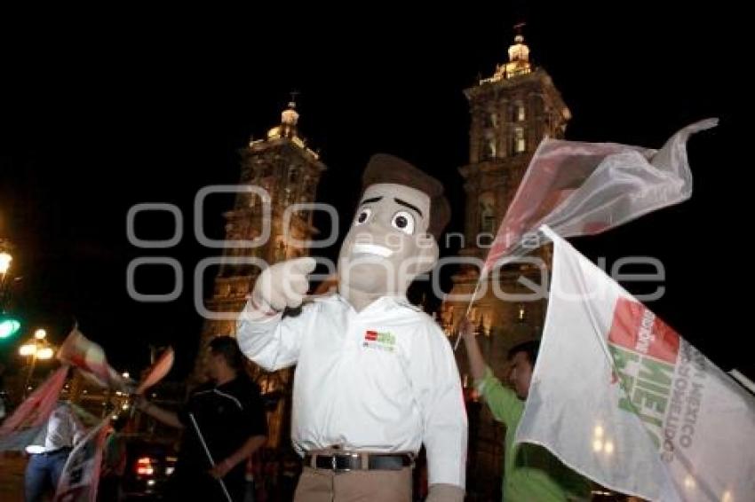 PRÍISTAS OBSERVAN EL DEBATE PRESIDENCIAL