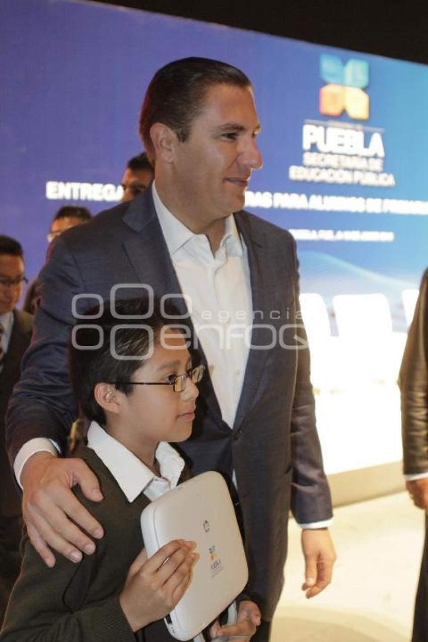 GOBIERNO ENTREGA COMPUTADORAS