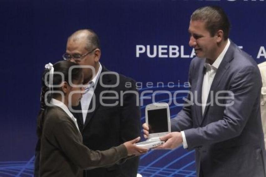 GOBIERNO ENTREGA COMPUTADORAS