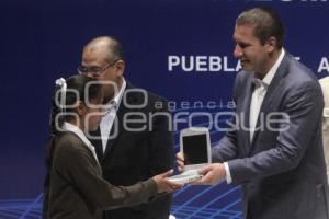 GOBIERNO ENTREGA COMPUTADORAS