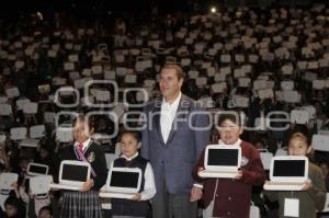 GOBIERNO ENTREGA COMPUTADORAS