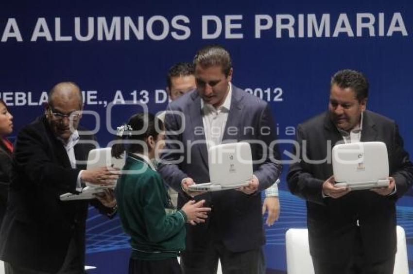 GOBIERNO ENTREGA COMPUTADORAS