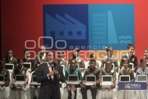 GOBIERNO ENTREGA COMPUTADORAS