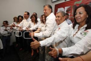 FIRMAN CANDIDATOS COMPROMISOS POR LA ECONOMÍA