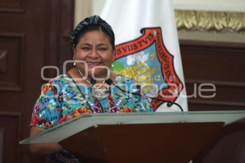 RECONOCIMIENTO JUAN DE PALAFOX Y MENDOZA A RIGOBERTA MENCHÚ