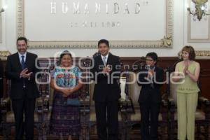 RECONOCIMIENTO JUAN DE PALAFOX Y MENDOZA A RIGOBERTA MENCHÚ