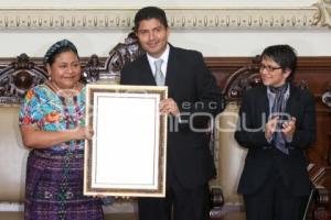 RECONOCIMIENTO JUAN DE PALAFOX Y MENDOZA A RIGOBERTA MENCHÚ